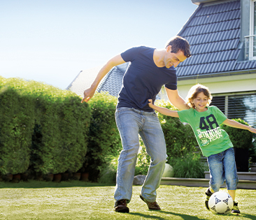 Unfallversicherung - Vater und Sohn spielen Fußball